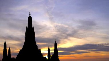 Buda 'nın ünlü Budizm Binası Geleneksel, Parlak günbatımının ışıltısı arasında