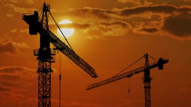 Turna ve İnşaat Alanı, alacakaranlık renklerinin ihtişamına karşı hazırlanıyor.