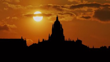 Katedral Kilise Binaları Mimari Silueti alacakaranlık renklerinin ihtişamına karşı hazırlanıyor.