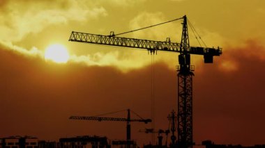 Construstion Konsepti 'ne göre Siluet' te Büyük Kule Turnası 'nın bulunduğu inşaat alanında akşam gökyüzü parlıyor.
