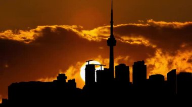 Mimari Binalar Şehri Şehir Manzarası, canlı bir günbatımı tuvaline karşı.