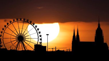 Bavyera Almanya Silueti Münih Şehri canlı bir günbatımının güzelliğiyle çevrili
