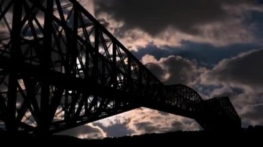 Köprü Yapısı Silüeti Çelik Köprüsü, parlak bir günbatımının ışığında yıkandı.