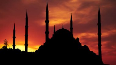 Mavi Cami Tanrı 'nın dini İslam Türkiye' de. Gökyüzü canlı akşam renkleriyle parıldıyor..
