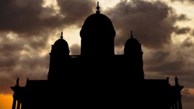 Mimari Kubbe Kilisesi Helsinki 'yi gezer renkli alacakaranlık gökyüzünün cazibesi altında.