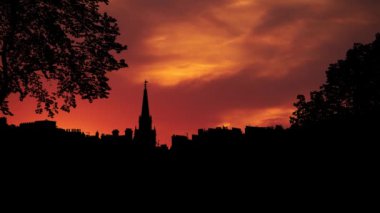 Edinburgh Eski Şehir Seyahat Etme Cephesi Evleri, Gökyüzü canlı akşam renkleriyle parlıyor.