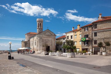 Piran, Slovenya - 16 Mayıs 2011: Piran kıyı şeridinin manzarası.