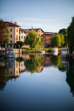 Cervignano, Friuli, İtalya - 07 Mayıs 2011: Cervignano del Friuli İtalya 'da akşam nehri.