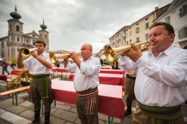 Gorizia, İtalya - 24 Eylül 2011: Trompet takımı geleneksel müziklerini 