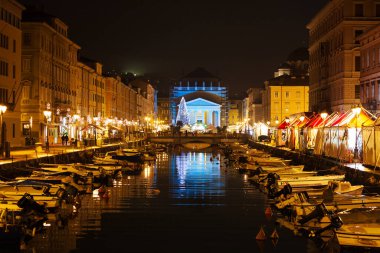 Trieste, Friuli Venezia Giulia, İtalya - 10 Aralık 2011: Adriyatik kıyılarındaki İtalya 'nın Trieste kenti. Kanal Grande, Ponte Rosso üzerinde Noel gecesi fotoğrafında Sant 'Antonio Nuovo Kilisesi' ne..