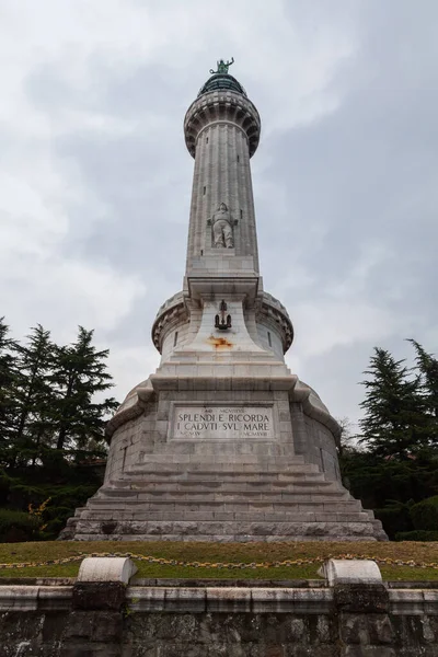 Trieste, İtalya - 10 Aralık 2011: Vittoria Light - Faro della Vittoria. Adriyatik sahil kenti Trieste 'nin en ünlü deniz feneri..