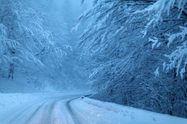 Zor Koşullarda Kış Yolculuğu Rüyalı ama Tehlikeli Yol Karla kaplı