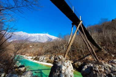 Slovenya 'daki Alp Dağı Nehri üzerindeki Asılı Köprü