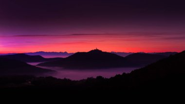 Dusk Panorama Dağlar ve Vadilerin Manzarası sislerin altında kaplıydı - Kasaba Grgar ve Sveta Gora Dağı ve Dolomitler arka planda- Slovenya.