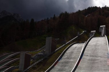 Planica, Slovenya - 15 Haziran 2016: Ünlü Slovenya Nordik Kayak Merkezi, Atlama hatlarının plastik yapay kapsamıyla yaz mevsiminde kullanıldı.