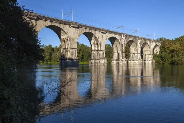 İtalya 'nın Isonzo Gorizia nehri üzerindeki tren taşı köprüsü.