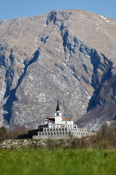 Karlı Julian Alp Dağlarına Karşı Kobarid Tarihi Binası - Slovenya