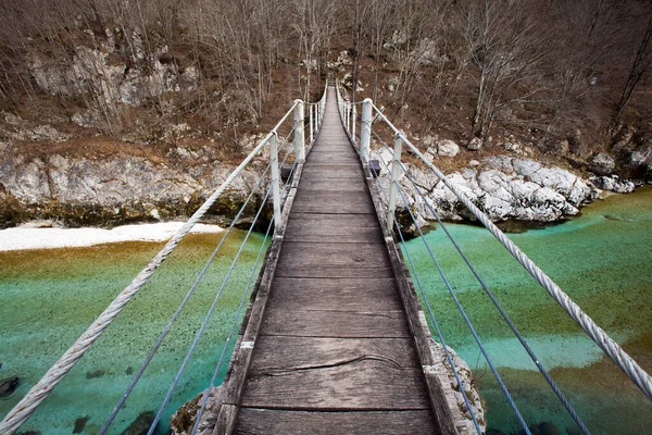 Mountain Stream üzerindeki askıya alınmış bir köprüye Kişisel Bakış açısı - Soca Nehri Slovenya