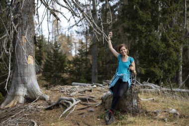 Orta Yetişkin Kafkas Kadın Yürüyüşçü Güzel Alpler Ormanı Kranjska Gora, Slovenya 'da Dinleniyor ve Poz Veriyor