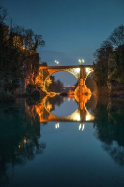 Cividale del Friuli Friuli Venezia Giulia İtalya 'daki Natisone nehri üzerindeki şeytani köprü..