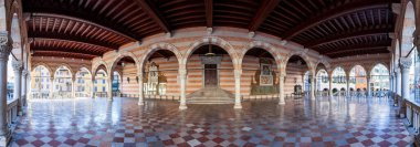 Loggia del Lionello - Udine 'nin Tarihi Şehir Merkezinde Venedik tarzı Mimari - Friuli Venezia Giulia - İtalya