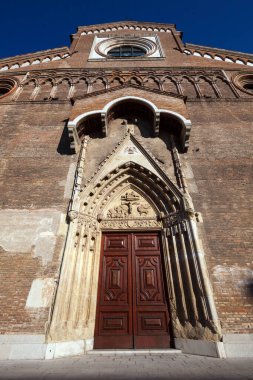 Kuzey İtalya 'daki UDINE şehrinden Santa Maria Annunziata Katedrali cephesi 