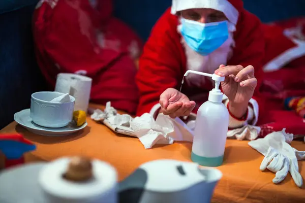 サンタクロースの大人の女性 クリスマスススピリットとベッドのコスチュームバトル病 お祝いの孤立における病気の予防 — ストック写真
