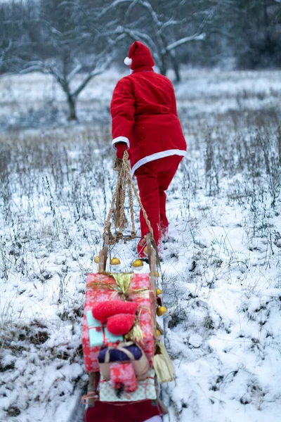 Noel Baba, Snow 'la birlikte uzak bir yerde Noel hediyelerini dağıtıyor.