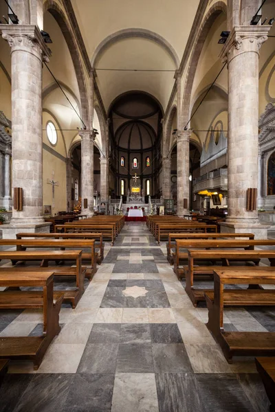 Santa Maria Assunta Katedrali iç mekanda Cividale del Friuli dikey İtalya Udine.