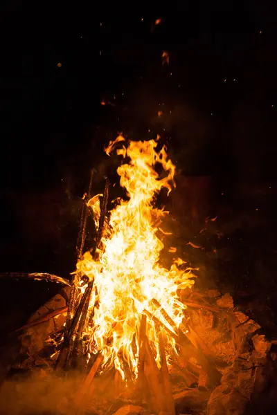 夜の垂直で煙で屋外に火を開ける — ストック写真