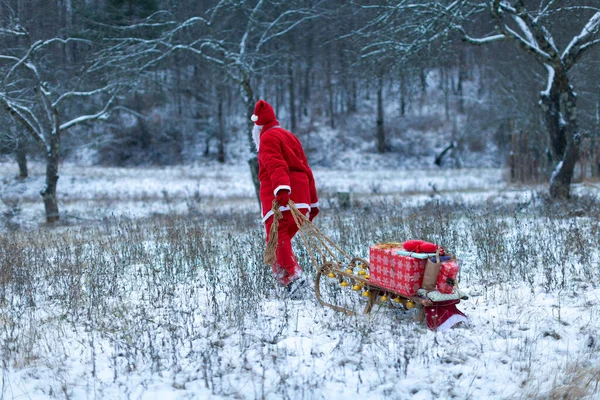 Papai Noel Entregando Presentes Para Natal Local Remoto Livre Com — Fotografia de Stock