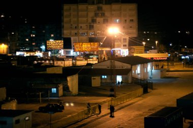 Durres, Arnavutluk - 10 Mart 2006: Kenetlenmiş bir geminin güvertesinden Akşamları Baskı Limanı 'na bakış