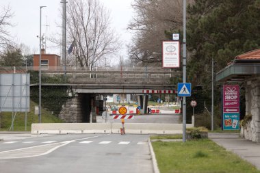 Nova Gorica, Slovenya - 14 Mart 2019: Nova Gorica ile Gorizia (Slovenya ve İtalya) arasındaki Schengen sınırı COVID-19 nedeniyle kapandı