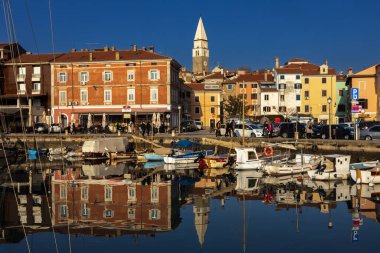 Izola, Slovenya - 30 Ocak 2022: Altın Saat Işığında Tarihi Eski Liman Skyline