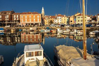 Izola, Slovenya - 30 Ocak 2022: Tarihi Günbatımı Günbatımında Gökyüzü Çizgisi Olan Eski Marina Kasabası Şehir Hayatı