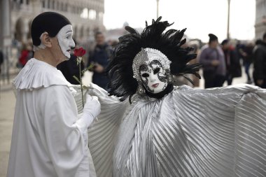 Venedik, Veneto, İtalya - 19 Şubat 2020: Venezuela 'daki San Marco Meydanı' nda Karnaval Maskeleri konuşuyor 