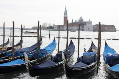 Saint Mark Meydanı 'nın rıhtımında Gondolas iskelesi. Arka planda San Giorgio Kilisesi, Venedik, İtalya.