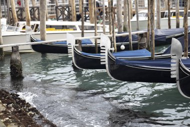 Venedik 'in Venezuela Göl Kenti Klasik Büyük Kanal Büyük Kanal Jetty' yi Bekleyen Geleneksel Gondol Kapalı Görüş