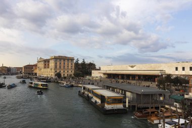 Venedik, Veneto, İtalya - 19 Şubat 2020: Venedik tren istasyonunun dışı