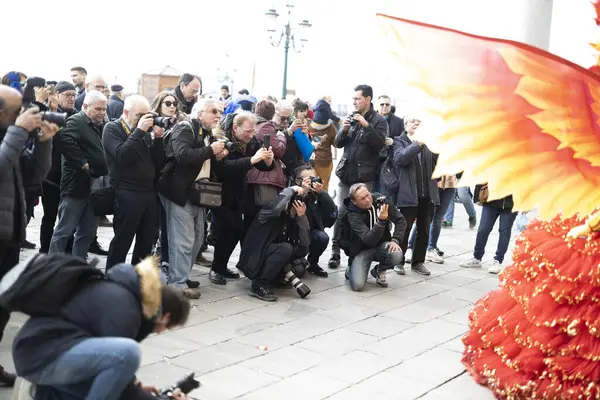 Venedik, Veneto, İtalya - 19 Şubat 2020: İnsanlar ve Fotoğrafçılar büyük bir Venedik Maskeli Kostümünü aynı perspektiften fotoğraflıyorlar 