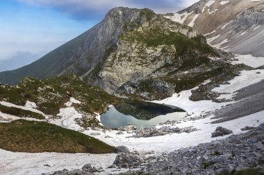 Luznica Gölü Julian Alps Triglav ulusal parkında Krn Dağı 'nın altında Slovenya