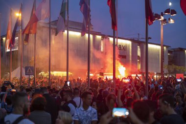 Ljubljana, Slovenya - 15 Eylül 2021: Slovenya 'nın Yeşil Geçit' in (PCT) Slovenya versiyonunu Parlament önünde protesto