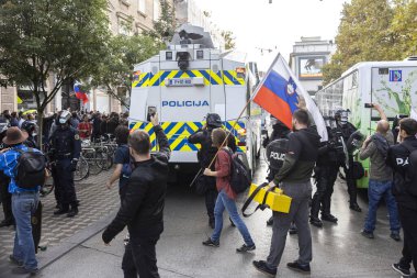 Ljubljana, Slovenya - 05 Ekim 2021: Ljubljana 'daki Slovenya Parlamentosu önünde Slovenya Yeşil Geçidi' nin (PCT) Slovenya versiyonuna karşı protestoda Kaos.