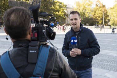 Ljubljana, Slovenya - 13 Ekim 2021: Slovenya Cumhuriyeti 'nin Ljubljana kentindeki Cumhuriyet Meydanı' ndan yayın yapan N1 Slovene TV muhabiri