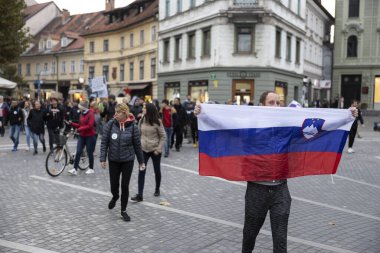 Ljubljana, Slovenya - 05 Ekim 2021: Tüm ülkeden protestocular, Slovenya 'daki PCT Yeşil Geçidi' ne karşı düzenlenen Beşinci Büyük Protesto 'ya katıldıkları için Ljubljana' daki Cumhuriyet Meydanı 'na geldi