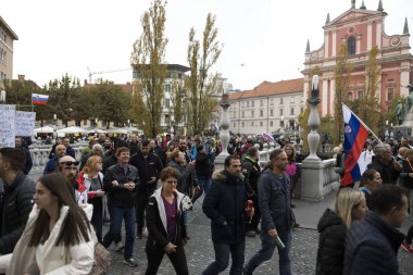 Ljubljana, Slovenya - 05 Ekim 2021: Tüm ülkeden protestocular, Slovenya 'daki PCT Yeşil Geçidi' ne karşı düzenlenen Beşinci Büyük Protesto 'ya katıldıkları için Ljubljana' daki Cumhuriyet Meydanı 'na geldi