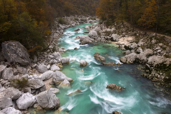 Slovenya 'nın Trnovo ob Soci kasabası yakınlarındaki güzel Turkuaz Coldred Soca Nehri Julian Alps