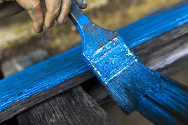 Pintura Mano Mujer Tinte Azul Cerca Madera Vieja — Foto de Stock