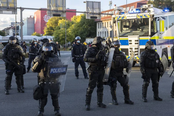 Ljubljana, Slovenya - 05 Ekim 2021: Tüm ülkeden protestocular, Slovenya 'daki PCT Yeşil Geçidi' ne karşı düzenlenen Dördüncü Büyük Protesto 'ya katıldıkları için Ljubljana' daki Cumhuriyet Meydanı 'na geldi