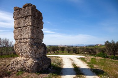 Montelupone Marche İtalya 'daki eski Roma duvarlarının yıkıntıları